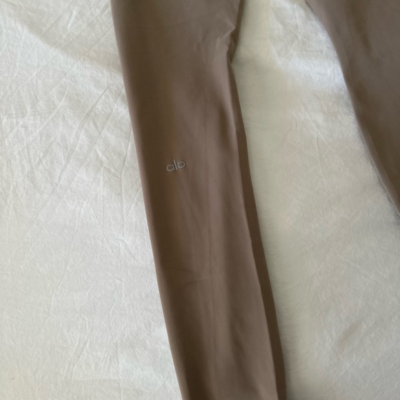 Alo Yoga Earrior ripped leggings NWOT - Picture 5 of 5